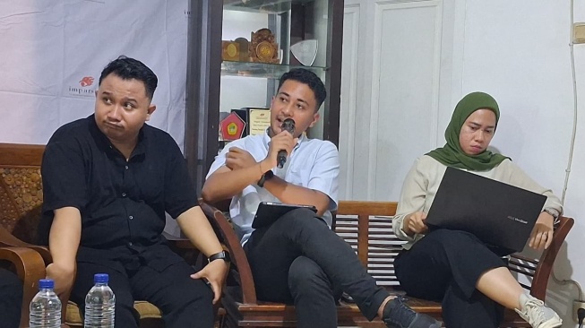 Peneliti Imparsial, Riyadh Putuhena menilai serangan pembela HAM juga diiringi kebangkitan militerisme, dalam peluncuran Kertas Posisi dan jumpa media bertajuk "Militerisme Menguat, Pembela HAM Dibungkam", Jakarta, Kamis (23/6/3026). [Suara.com/Cornelius Juan Prawira]