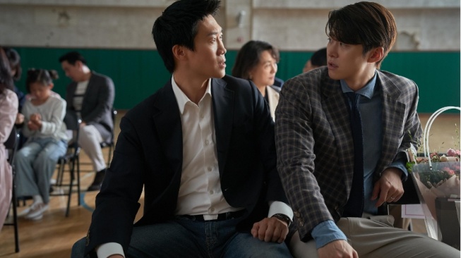 Aksi Kocak Sang Mantan dan Suami Sah Melawan Penjahat di Film Husbands in Action