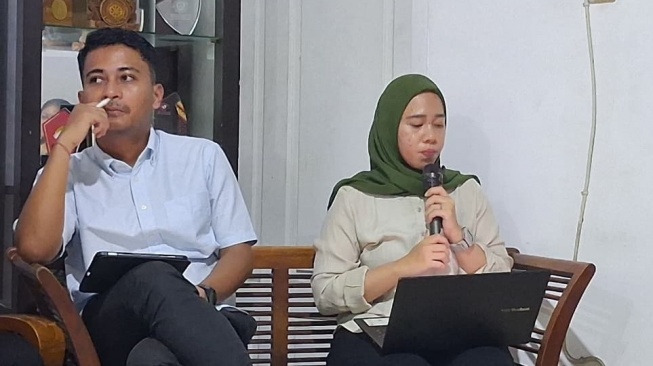 Peneliti Imparsial, Annisa Yudha, berbicara soal absennya hukum bagi pembela HAM dalam peluncuran Kertas Posisi dan jumpa media bertajuk "Militerisme Menguat, Pembela HAM Dibungkam", Jakarta, Selasa (23/6/3026). [Suara.com/Cornelius Juan Prawira]