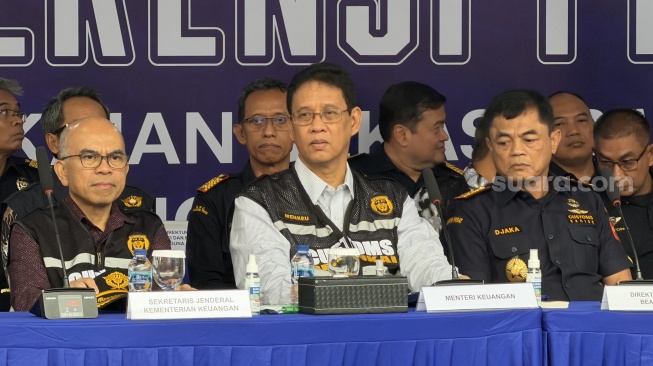 Industri Tekstil RI Tak Mampu Olah, Purbaya Pilih Musnahkan Pakaian Bekas Impor Ilegal