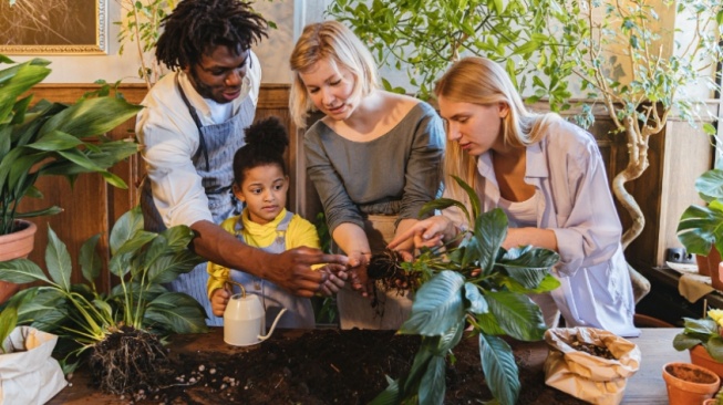 Eco Parenting, Cara Sederhana Menumbuhkan Kepedulian Lingkungan pada Anak