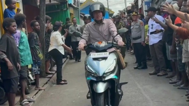 Momen Wapres Gibran Rakabuming Raka Gunakan Motor Listrik saat Kunjungan ke Papua. (Foto: Yadea)