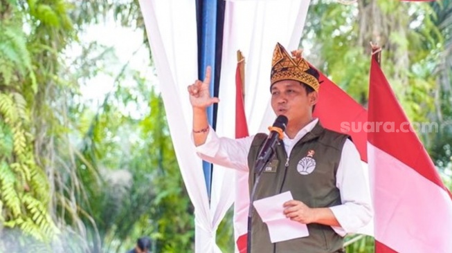 Menteri Kehutanan Raja Juli Antoni saat mengahdiri acara seremoni di Desa Bagan Limau, pada 20 Desember 2025. [Kemenhut]