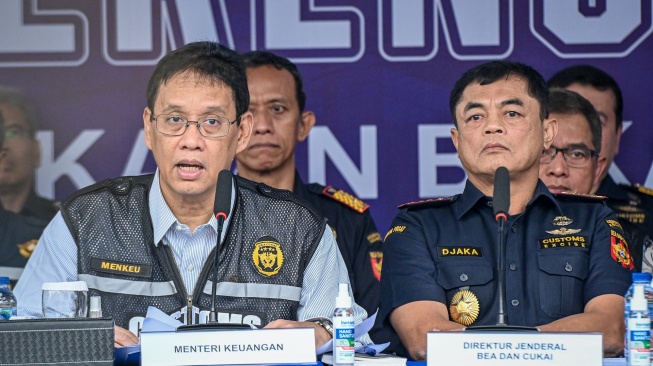 Menteri Keuangan Purbaya Yudhi Sadewa (kiri) dan Dirjen Bea Cukai Djaka Budhi Utama (kanan) menyampaikan keterangan saat konferensi pers Penindakan Peti Kemas Pakaian Bekas Ilegal di Buffer Area TPS CDC Pelabuhan Tanjung Priok, Jakarta, Selasa, (23/6/2026). [ANTARA FOTO/Sulthony Hasanuddin/tom]