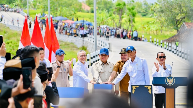 Presiden Prabowo Subianto meresmikan 1.151 kilometer jalan yang dibangun melalui program Instruksi Presiden Jalan Daerah (IJD) di Kabupaten Sampang, Jawa Timur, Selasa (23/6/2026). [Biro Pers, Media, dan Informasi Sekretariat Presiden]
