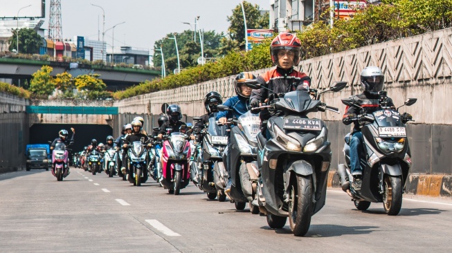 Rolling City para pengguna Yamaha MAXi menuju acara puncak Yamaha MAXi Day di Maxx Box Lippo Karawaci dengan tema More Than Ride. (Foto: Yamaha)
