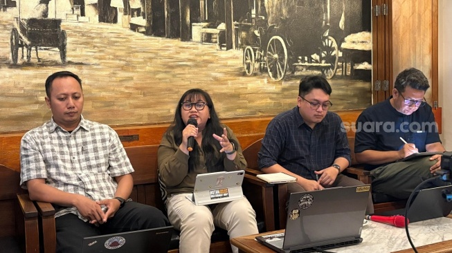 Konferensi pers di Cikini, Jakarta Pusat, Selasa (23/6/2026), yang dihadiri Auriga Nusantara, Greenpeace Indonesia, Save Our Borneo dan LinkAR Borneo menyoroti langkah APRIL Group. (Suara.com/Tiara Rosana)