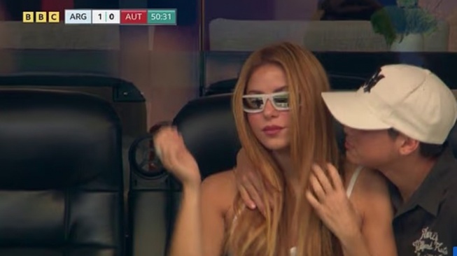 Penampilan penyanyi Kolombia, Shakira, di ajang Piala Dunia FIFA 2026 sempat memicu kekhawatiran di media sosial setelah beredar cuplikan video yang memperlihatkan seorang pria merangkul dan mencium pipinya saat berada di tribun stadion. [Daily Mail]