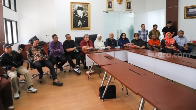 Rektor Universitas Bung Karno Sri Mumpuni (tengah) saat memberikan keterangan saat konferensi pers di Universitas Bung Karno, Jakarta, Selasa (23/6/2026). [Suara.com/Alfian Winanto]