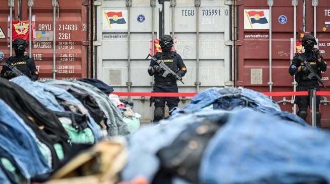 Petugas Bea Cukai berjaga saat konferensi pers Penindakan Peti Kemas Pakaian Bekas Ilegal di Buffer Area TPS CDC Pelabuhan Tanjung Priok, Jakarta, Selasa, (23/6/2026). [ANTARA FOTO/Sulthony Hasanuddin/tom]