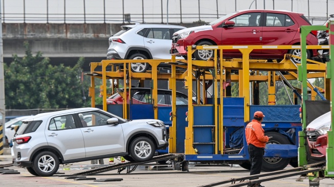 Petugas menurunkan mobil yang akan diekspor dari truk di kawasan PT Indonesia Kendaraan Terminal, Tanjung Priok, Jakarta, Selasa (23/6/2026). [ANTARA FOTO/Sulthony Hasanuddin/bar]