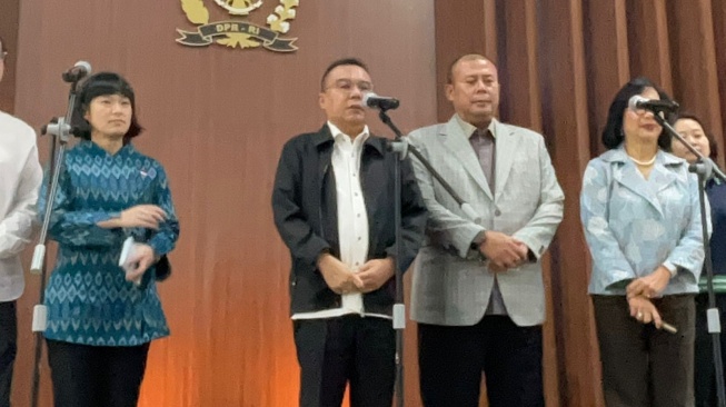 Wakil Ketua DPR RI, Sufmi Dasco Ahmad bersama pimpinan perusahaan GoTo dan Grab di Gedung DPR RI, Komplek Parlemen, Senayan, Jakarta, Selasa (23/6/2026). [Suara.com/Bagaskara]