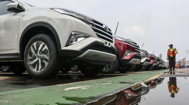 Petugas keamanan mengecek mobil yang akan diekspor di kawasan PT Indonesia Kendaraan Terminal, Tanjung Priok, Jakarta, Selasa (23/6/2026). [ANTARA FOTO/Sulthony Hasanuddin/bar]