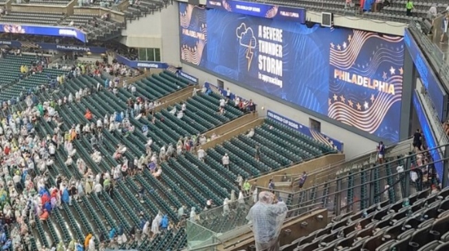 Pertandingan Piala Dunia 2026 antara Prancis melawan Irak terpaksa dihentikan akibat badai disertai petir di Philadelphia, Amerika Serikat, Rabu (23/6). [Tangkap layar X]