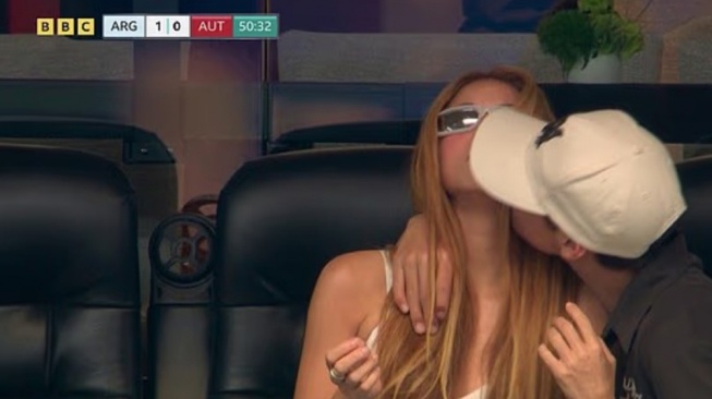 Heboh! Shakira Kepergok Dicium Pria Misterius Saat Nonton Argentina vs Austria, Siapa Dia?