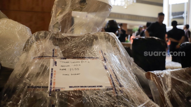 Petugas mengangkut barang ke luar Hotel Sultan, Jakarta, Rabu (24/6/2026). [Suara.com/Alfian Winanto]