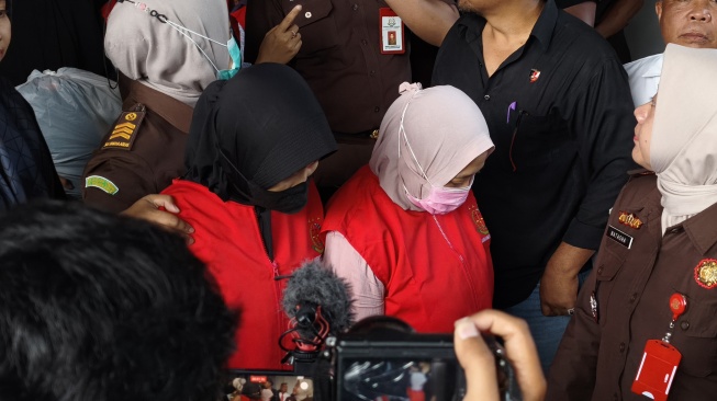 Tersangka kasus dugaan penganiayaan terhadap anak di Daycare Little Aresha berompi merah saat dilimpahkan ke Kejaksaan Negeri Yogyakarta, Rabu (24/6/2026). [istimewa]