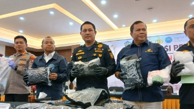 Kepala Kantor Bea Cukai Soekarno-Hatta, Hengky Tomuan Parlindungan Aritonang (ketiga kiri), menunjukan barang bukti hasil ungkap penyelundupan ganja melalui Bandara Internasional Soekarno-Hatta, Tangerang, Banten. (ANTARA/Azmi Samsul M)