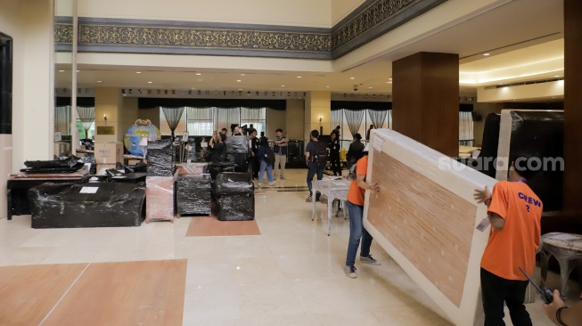 Petugas mengangkut barang ke luar Hotel Sultan, Jakarta, Rabu (24/6/2026). [Suara.com/Alfian Winanto]