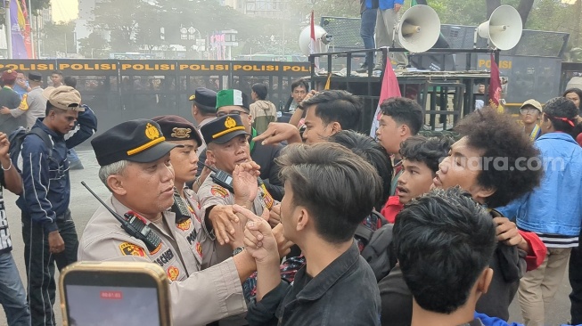 Demo Mahasiswa di Patung Kuda Memanas, Orator Teriak Minta Massa dan Polisi Mundur