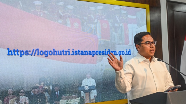 Deputi Bidang Strategi dan Sistem Komunikasi Badan Komunikasi Pemerintah Fahd Pahdepie memberikan keterangan pers untuk membuka jajak pendapat logo HUT ke-81 di Kantor Presiden, Kompleks Istana, Jakarta, Rabu (24/6/2026). [ANTARA FOTO/Galih Pradipta/nz]