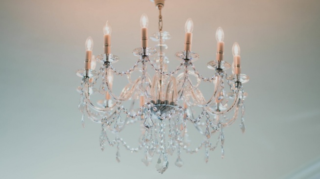 Lampu gantung atau chandelier (Freepik/lifeforstock)