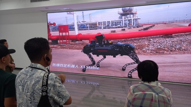 Sejumlah jurnalis dari Sumatera melihat video aksi robot Sevnce Robotics di Chongqing, Tiongkok, Senin (22/6/2026). [Suara.com/Eko Faizin]
