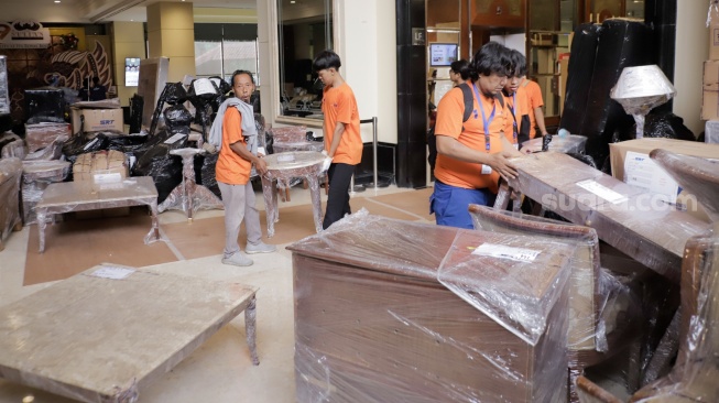 Petugas mengangkut barang ke luar Hotel Sultan, Jakarta, Rabu (24/6/2026). [Suara.com/Alfian Winanto]