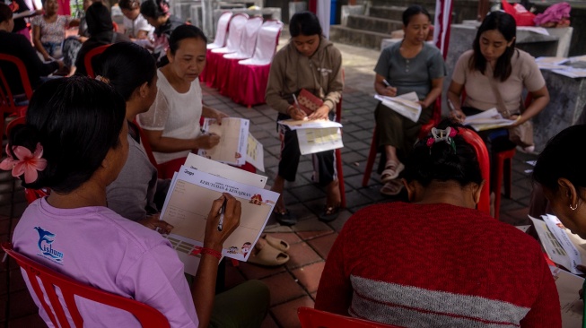 Sejumlah orang tua dan siswa mengikuti kegiatan edukasi keuangan yang diselenggarakan PT Bank Jago Tbk di Kecamatan Selat, Kabupaten Karangasem, Bali, Sabtu (20/6/2026). [handout]