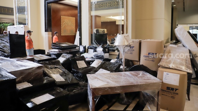 Petugas mengangkut barang ke luar Hotel Sultan, Jakarta, Rabu (24/6/2026). [Suara.com/Alfian Winanto]