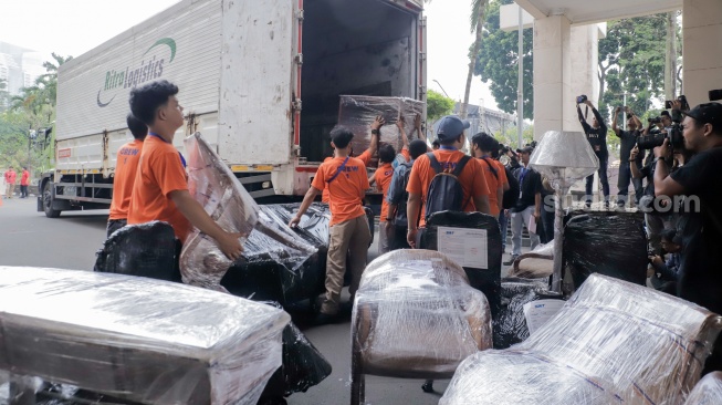 Petugas mengangkut barang ke luar Hotel Sultan, Jakarta, Rabu (24/6/2026). [Suara.com/Alfian Winanto]