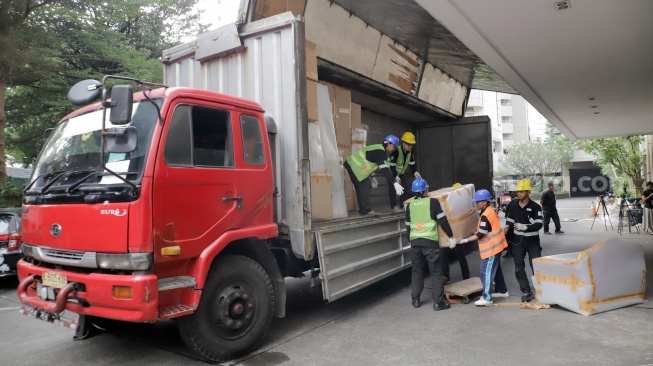 Petugas mengangkut barang ke luar Hotel Sultan, Jakarta, Rabu (24/6/2026). [Suara.com/Alfian Winanto]