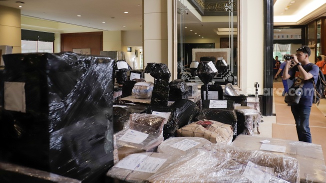 Petugas mengangkut barang ke luar Hotel Sultan, Jakarta, Rabu (24/6/2026). [Suara.com/Alfian Winanto]