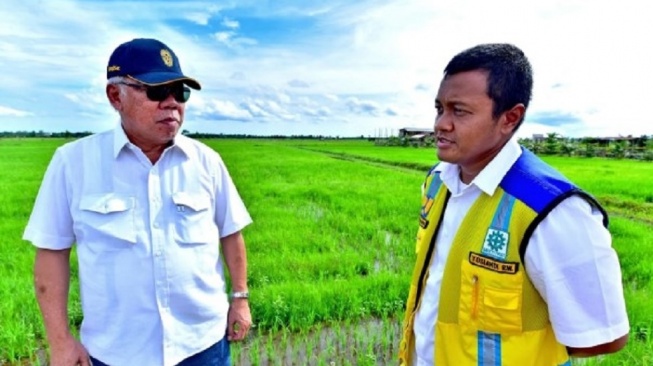 Mantan Plt Direktur Irigasi dan Rawa Kementerian Pekerjaan Umum (PU) Yosiandi Radi Wicaksono saat meninjau Daerah irigasi Rawa (DIR) Sebakung, Kab. Penajam Paser Utara bersama  Kepala Otorita Ibu Kota Nusantara (IKN) Basuki Hadimuljono. [iln.go.id]