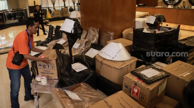 Petugas mengangkut barang ke luar Hotel Sultan, Jakarta, Rabu (24/6/2026). [Suara.com/Alfian Winanto]