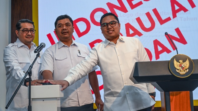 Menteri Ekonomi Kreatif (Menekraf) Teuku Riefky Harsya (kiri) bersama Wakil Menteri Sekretaris Negara (Wamensesneg) Juri Ardiantoro (tengah) dan Deputi Bidang Strategi dan Sistem Komunikasi Badan Komunikasi Pemerintah Fahd Pahdepie (kanan) memberikan keterangan pers untuk membuka jajak pendapat logo HUT ke-81 di Kantor Presiden, Kompleks Istana, Jakarta, Rabu (24/6/2026). [ANTARA FOTO/Galih Pradipta/nz]
