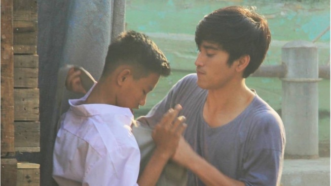 Adaptasi yang Belum Tuntas: Dilema Film Rembulan Tenggelam di Wajahmu