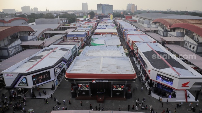 Aktivitas warga saat mengunjungi Jakarta Fair 2026 di Jiexpo Kemayoran, Jakarta, Kamis (25/6/2026). [Suara.com/Alfian Winanto]
