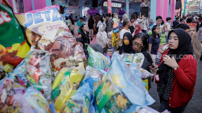 Aktivitas warga saat mengunjungi Jakarta Fair 2026 di Jiexpo Kemayoran, Jakarta, Kamis (25/6/2026). [Suara.com/Alfian Winanto]