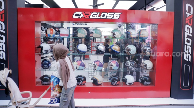Aktivitas warga saat mengunjungi Jakarta Fair 2026 di Jiexpo Kemayoran, Jakarta, Kamis (25/6/2026). [Suara.com/Alfian Winanto]