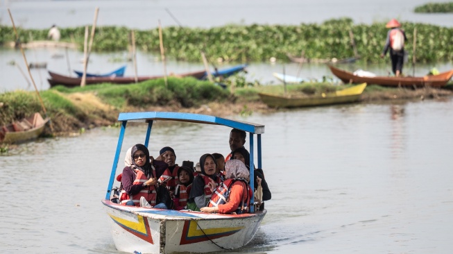 Wisatawan menaiki perahu di desa wisata Kampung Rawa, Ambarawa, Kabupaten Semarang, Jawa Tengah, Kamis (25/6/2026). [ANTARA FOTO/Aprillio Akbar/YU]
