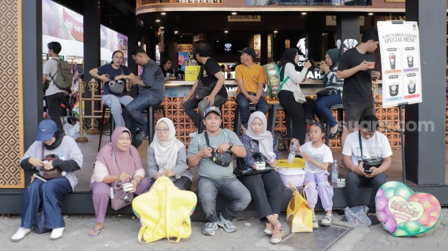 Aktivitas warga saat mengunjungi Jakarta Fair 2026 di Jiexpo Kemayoran, Jakarta, Kamis (25/6/2026). [Suara.com/Alfian Winanto]