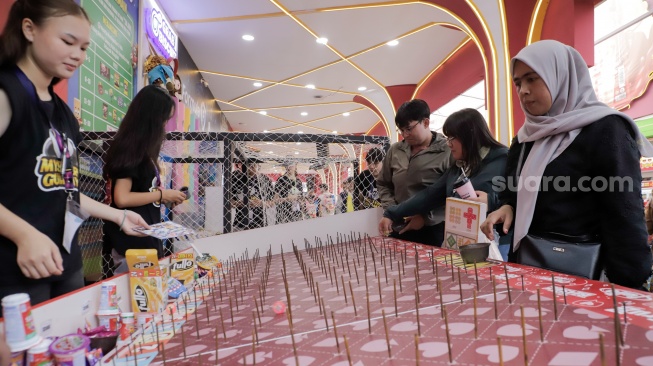 Aktivitas warga saat mengunjungi Jakarta Fair 2026 di Jiexpo Kemayoran, Jakarta, Kamis (25/6/2026). [Suara.com/Alfian Winanto]