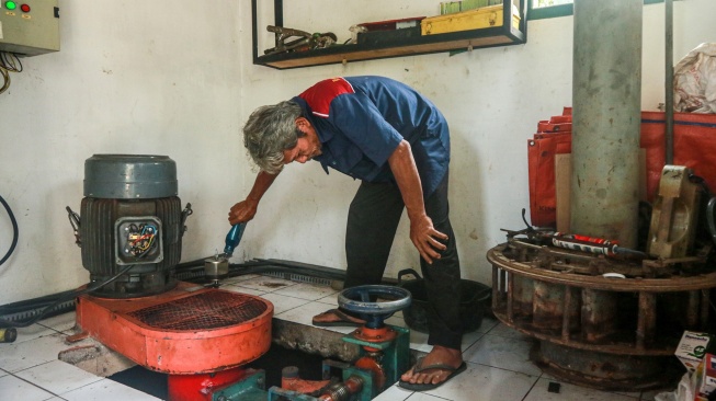 Teknisi melakukan perawatan mesin Pembangkit Listrik Tenaga Mikrohidro (PLTMH) Kedungrong di Samigaluh, Kulon Progo, DI Yogyakarta, Kamis (25/6/2026). [ANTARA FOTO/Rahid Putra Laksana/agr]