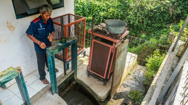 Teknisi menutup pintu air Pembangkit Listrik Tenaga Mikrohidro (PLTMH) Kedungrong di Samigaluh, Kulon Progo, DI Yogyakarta, Kamis (25/6/2026). [ANTARA FOTO/Rahid Putra Laksana/agr]
