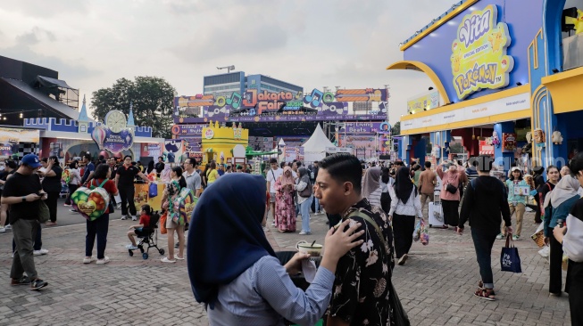 Aktivitas warga saat mengunjungi Jakarta Fair 2026 di Jiexpo Kemayoran, Jakarta, Kamis (25/6/2026). [Suara.com/Alfian Winanto]