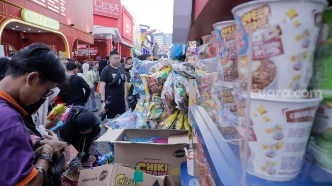 Aktivitas warga saat mengunjungi Jakarta Fair 2026 di Jiexpo Kemayoran, Jakarta, Kamis (25/6/2026). [Suara.com/Alfian Winanto]