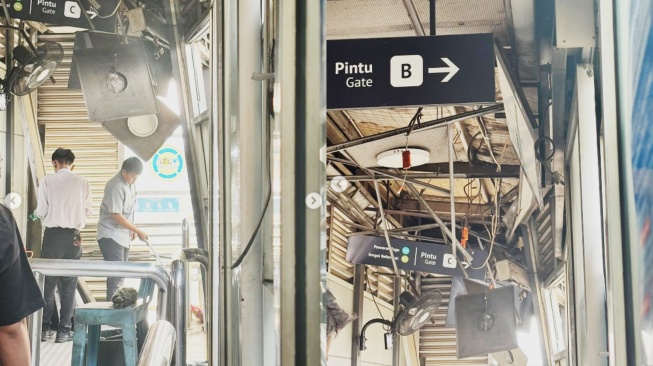 Truk Tabrak Halte Tebet Eco Park hingga Atap Rusak, Transjakarta Pastikan Tetap Beroperasi