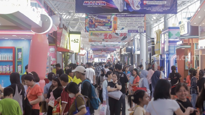 Aktivitas warga saat mengunjungi Jakarta Fair 2026 di Jiexpo Kemayoran, Jakarta, Kamis (25/6/2026). [Suara.com/Alfian Winanto]
