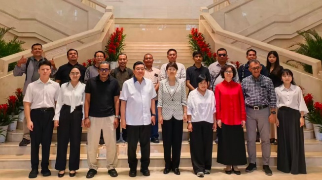 Inspektur Tingkat I Kantor Urusan Luar Negeri Pemerintah Kota Chongqing, Zhang Yaqian foto bersama dengan jurnalis Indonesia di Tiongkok, Selasa (23/6/2026). [Ist]